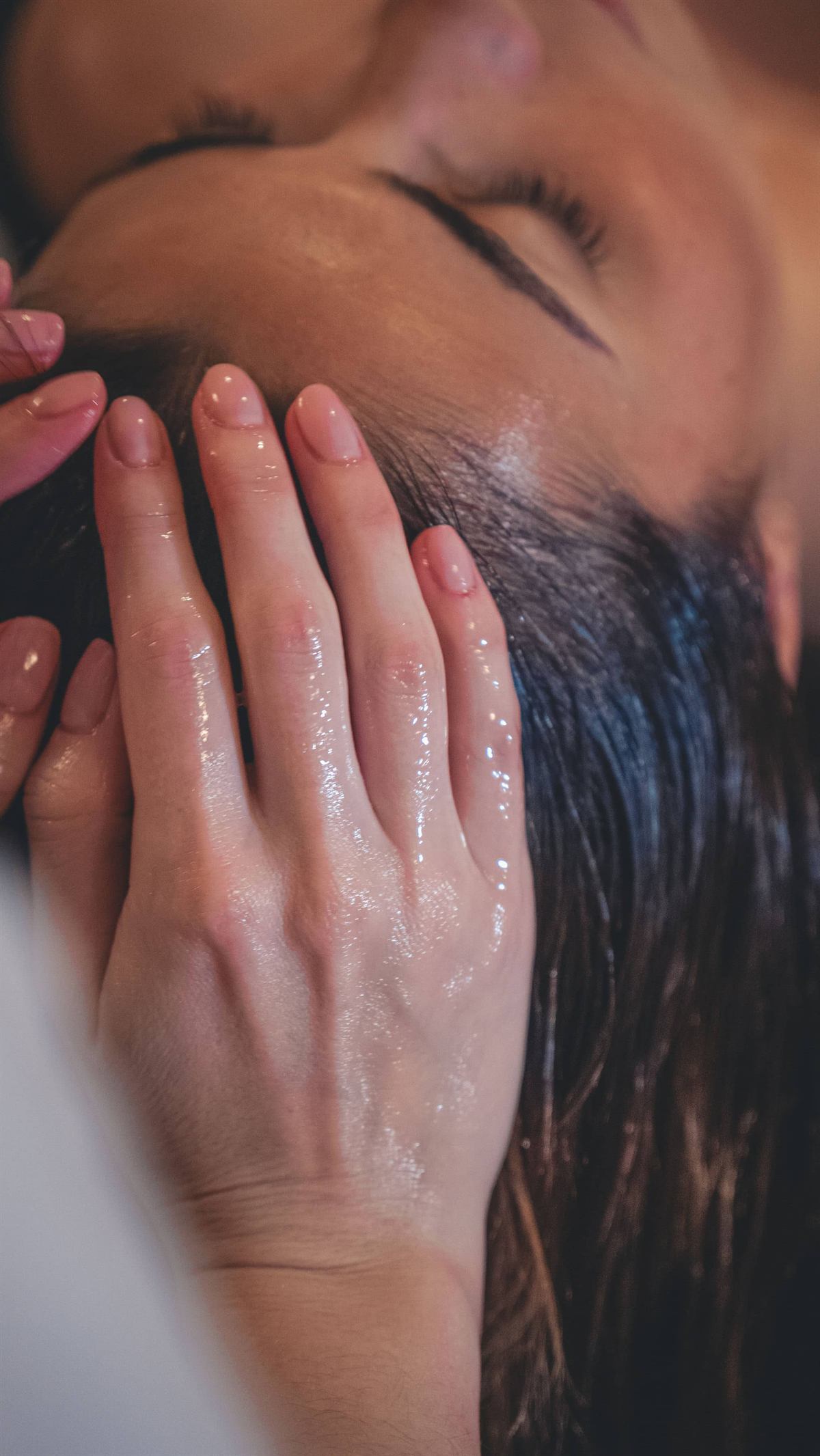 Alice's hands working on a client's scalp during a La Vela head spa treatment